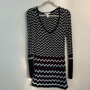 White House Black Market Zigzag Long Sleeve Top - Black and White